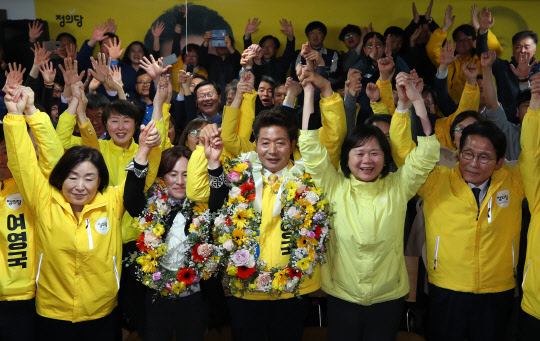이겼다!      (창원=연합뉴스) 김인철 기자 =  4·3 국회의원 보궐선거 창원성산에 출마한 정의당 여영국 후보와 이정미 대표, 윤소하 원내대표가 창원시 선거사무실에서 당선 결정되자 환호하고 있다. 2019.4.3      yayota@yna.co.kr  (끝)